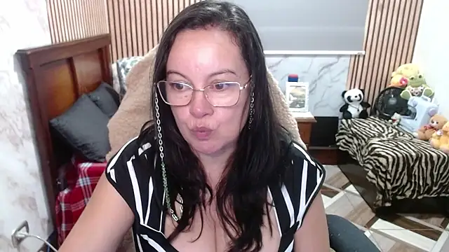 Sonialorens  online show from 04/13/26, 04:23