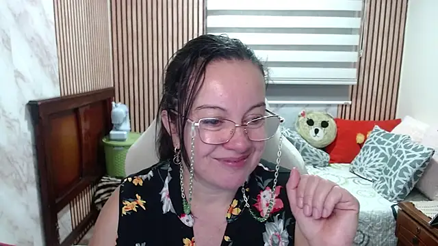 Sonialorens  online show from 05/04/26, 10:17