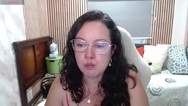 Sonialorens  online show from 05/26/26, 04:36