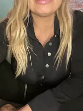 Snapshot of Lisavontease chatting on 12/05/25, 08:27 Lisavontease online show from 12/05/25, 08:27