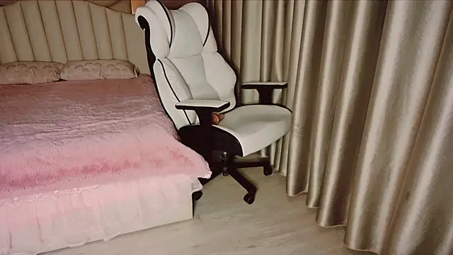 Girl  Funny online show from 12/28/24, 08:04