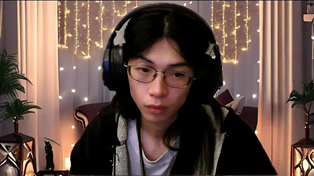 Snapshot of CrytinaSissyCrossdress chatting on 04/21/26, 12:44 CrytinaSissyCrossdress online show from 04/21/26, 12:44