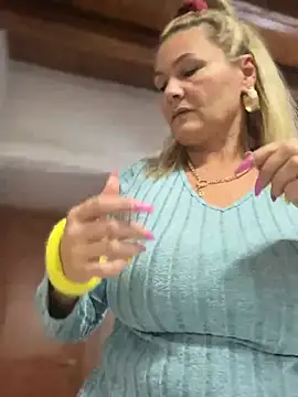 Snapshot of CRHYSTEL chatting on 12/26/24, 11:54 CRHYSTEL online show from 12/26/24, 11:54