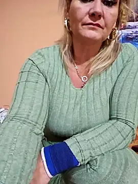 Snapshot of CRHYSTEL chatting on 12/27/24, 05:05 CRHYSTEL online show from 12/27/24, 05:05