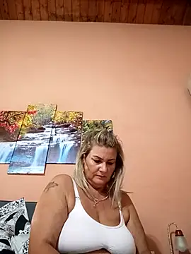 Snapshot of CRHYSTEL chatting on 10/16/25, 06:25 CRHYSTEL online show from 10/16/25, 06:25