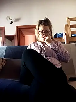 Snapshot of CRHYSTEL chatting on 10/24/25, 11:06 CRHYSTEL online show from 10/24/25, 11:06