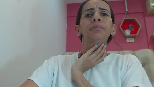 Snapshot of Amber_Moore chatting on 10/04/25, 03:43 Amber Moore online show from 10/04/25, 03:43