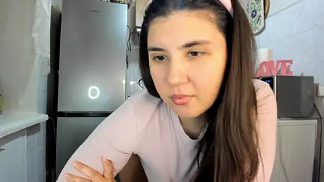 Snapshot of MiaMarrone chatting on 12/19/25, 07:54 MiaMarrone online show from 12/19/25, 07:54