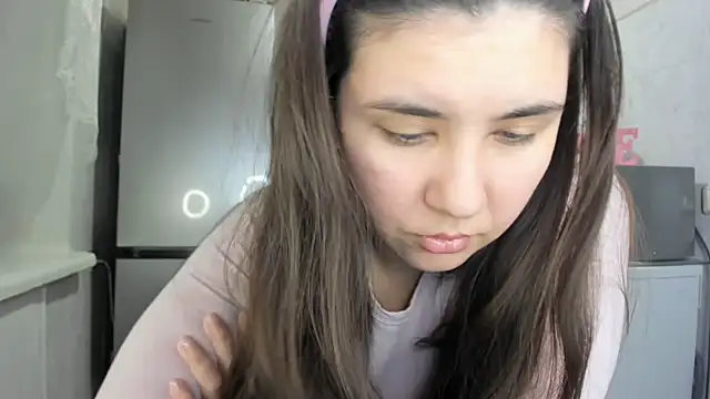 Snapshot of MiaMarrone chatting on 12/22/25, 02:08 MiaMarrone online show from 12/22/25, 02:08