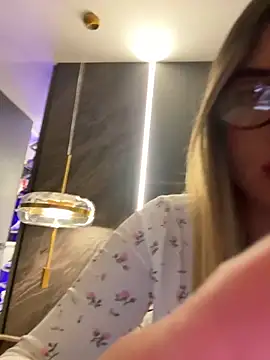 Snapshot of AnaCarrera chatting on 09/19/25, 12:02 AnaCarrera online show from 09/19/25, 12:02