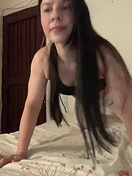 Snapshot of Estefani_32 chatting on 04/21/26, 04:12 Estefani 32 online show from 04/21/26, 04:12