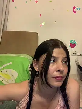 Snapshot of Estefani_32 chatting on 04/28/26, 06:57 Estefani 32 online show from 04/28/26, 06:57
