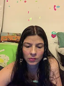 Snapshot of Estefani_32 chatting on 04/29/26, 04:44 Estefani 32 online show from 04/29/26, 04:44