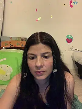 Snapshot of Estefani_32 chatting on 04/29/26, 05:30 Estefani 32 online show from 04/29/26, 05:30