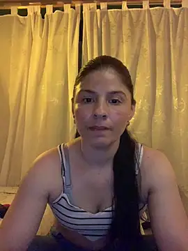 Snapshot of Estefani_32 chatting on 05/13/26, 01:47 Estefani 32 online show from 05/13/26, 01:47