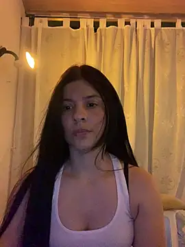 Snapshot of Estefani_32 chatting on 05/17/26, 05:31 Estefani 32 online show from 05/17/26, 05:31