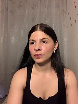 Snapshot of Estefani_32 chatting on 05/20/26, 09:43 Estefani 32 online show from 05/20/26, 09:43