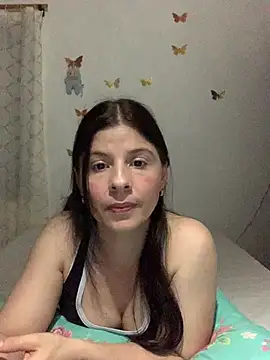 Snapshot of Estefani_32 chatting on 06/04/26, 12:05 Estefani 32 online show from 06/04/26, 12:05