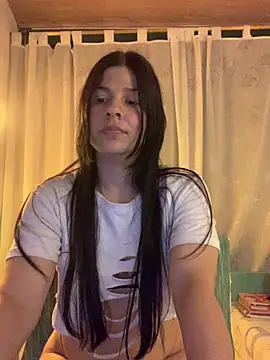 Snapshot of Estefani_32 chatting on 06/06/26, 01:32 Estefani 32 online show from 06/06/26, 01:32