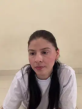 Snapshot of Estefani_32 chatting on 06/17/26, 04:41 Estefani 32 online show from 06/17/26, 04:41