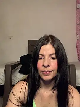 Snapshot of Estefani_32 chatting on 06/20/26, 06:54 Estefani 32 online show from 06/20/26, 06:54