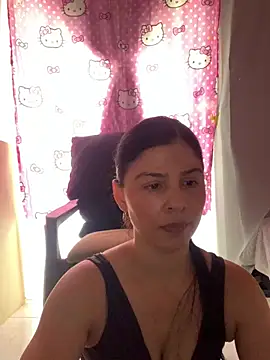 Snapshot of Estefani_32 chatting on 06/24/26, 04:28 Estefani 32 online show from 06/24/26, 04:28