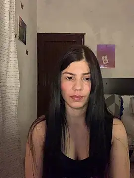Snapshot of Estefani_32 chatting on 07/17/26, 04:45 Estefani 32 online show from 07/17/26, 04:45
