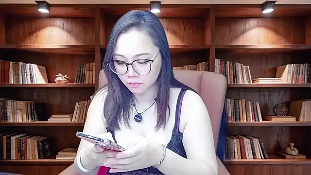 Snapshot of Giuliam chatting on 04/10/26, 04:50 Giuliam online show from 04/10/26, 04:50