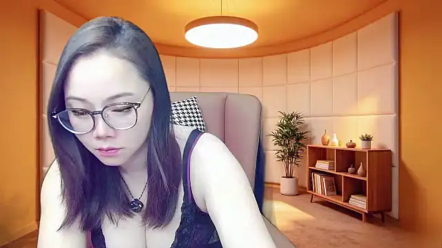 Snapshot of Giuliam chatting on 04/13/26, 12:49 Giuliam online show from 04/13/26, 12:49