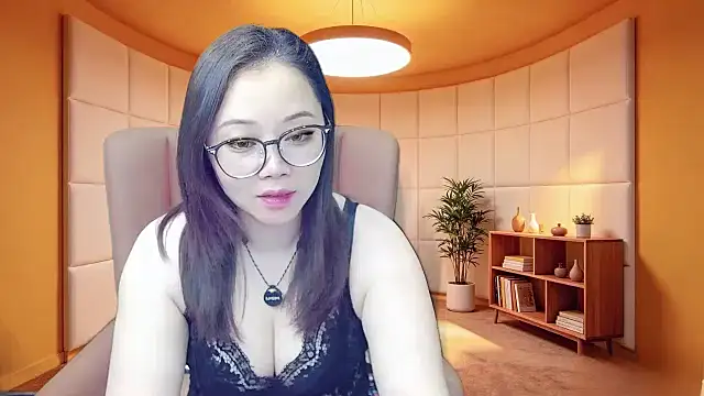 Snapshot of Giuliam chatting on 05/12/26, 02:08 Giuliam online show from 05/12/26, 02:08