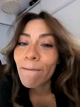 Snapshot of SamyJones9 chatting on 10/26/25, 05:46 SamyJones9 online show from 10/26/25, 05:46