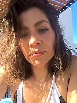 Snapshot of SamyJones9 chatting on 12/17/25, 08:04 SamyJones9 online show from 12/17/25, 08:04