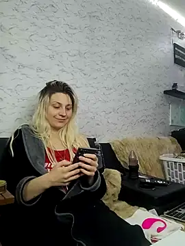 Snapshot of ScarletCallings420 chatting on 01/18/26, 03:43 ScarletCallings420 online show from 01/18/26, 03:43