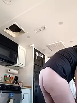 Snapshot of EZYves chatting on 02/22/26, 06:39 EZYves online show from 02/22/26, 06:39