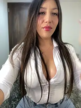 Snapshot of MiaJones21 chatting on 05/05/26, 12:18 MiaJones21 online show from 05/05/26, 12:18