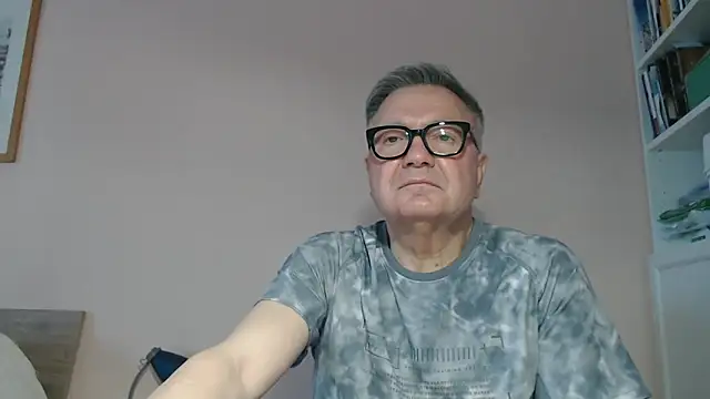 Snapshot of YOU6me chatting on 04/11/26, 02:43 YOU6me online show from 04/11/26, 02:43