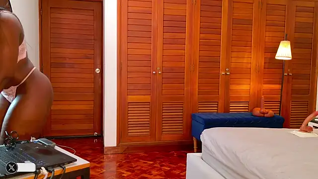 lissetlong69 online show from 12/13/25, 11:43