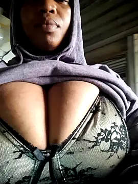 Snapshot of winterqueenx chatting on 04/16/26, 05:30 winterqueenx online show from 04/16/26, 05:30