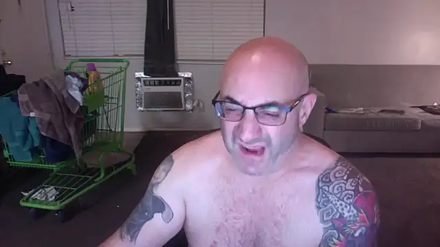 Snapshot of palidin1 chatting on 11/26/25, 01:23 palidin1 online show from 11/26/25, 01:23