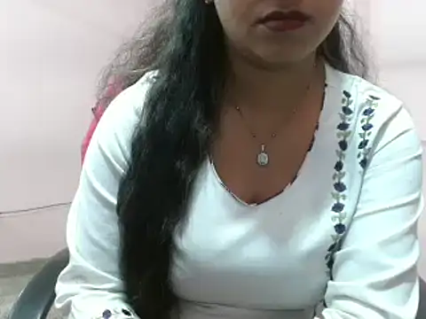 LovingPihu online show from 03/04/25, 11:51
