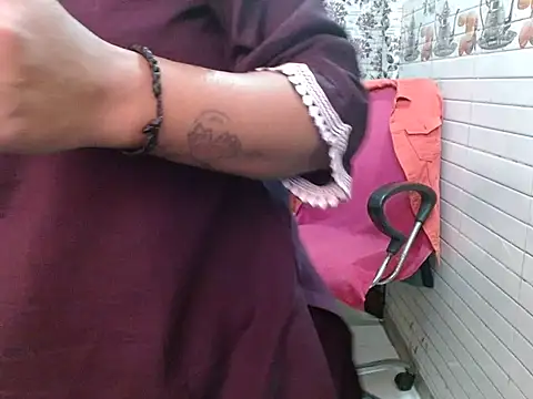 Snapshot of LovingPihu chatting on 02/14/26, 05:48 LovingPihu online show from 02/14/26, 05:48