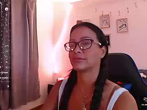 emmily castro online show from 10/06/25, 01:08
