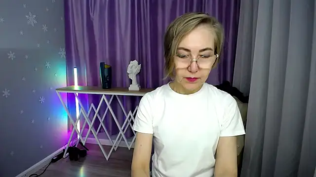 queen a n i online show from 10/17/25, 07:22