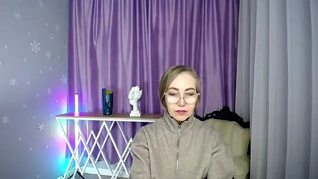 queen a n i online show from 11/07/25, 11:21