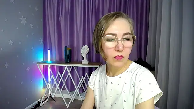 queen a n i online show from 11/08/25, 11:32