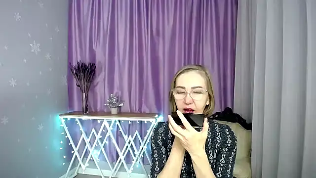 queen a n i online show from 03/10/26, 07:02