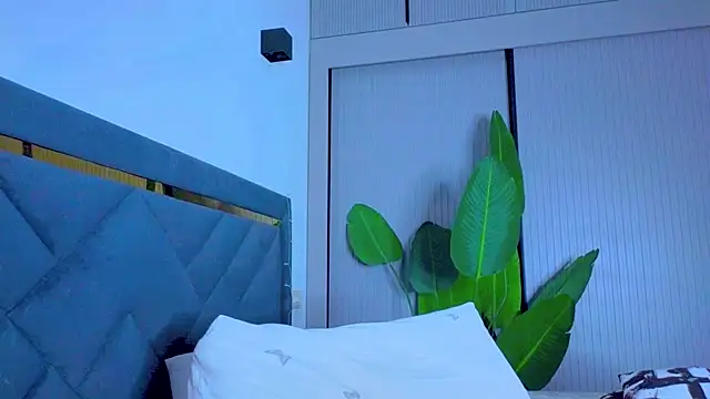 Snapshot of Mia_Tin chatting on 09/13/25, 04:07 Mia Tin online show from 09/13/25, 04:07