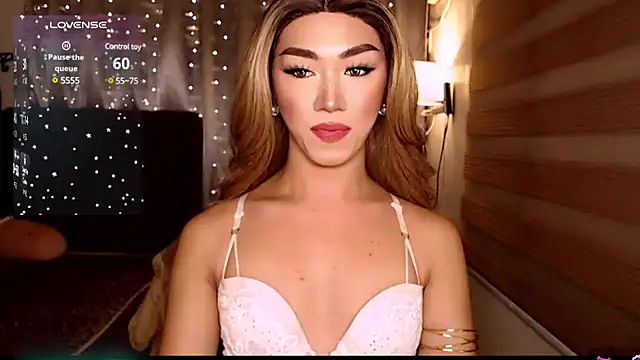 Snapshot of Local_Hoelyx chatting on 12/21/24, 02:58 Local Hoelyx online show from 12/21/24, 02:58