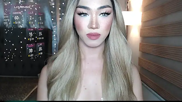 Snapshot of Local_Hoelyx chatting on 12/22/24, 08:03 Local Hoelyx online show from 12/22/24, 08:03