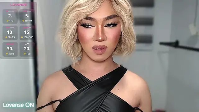 Snapshot of Local_Hoelyx chatting on 10/11/25, 08:24 Local Hoelyx online show from 10/11/25, 08:24